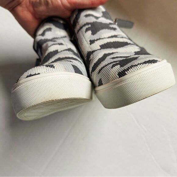Steve Madden Click Wedge High Top Sneakers, Gray Camo Pattern, Women's Size 7 - Picture 14 of 14